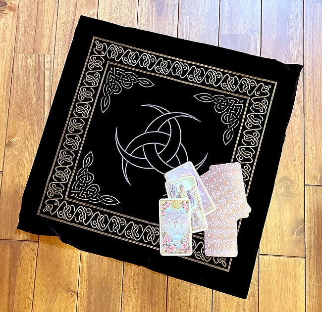 タロットテーブル クロス（トリケトラ）- Tarot Table Cross (Triquetra) の写真1枚目です。聖なる文様をモチーフに手触り素敵です。オラクルカード,占い,カード占い,タロット,ルノルマン,レノルマン,Lenorman,オラクル,ダウジング,ペンジュラム