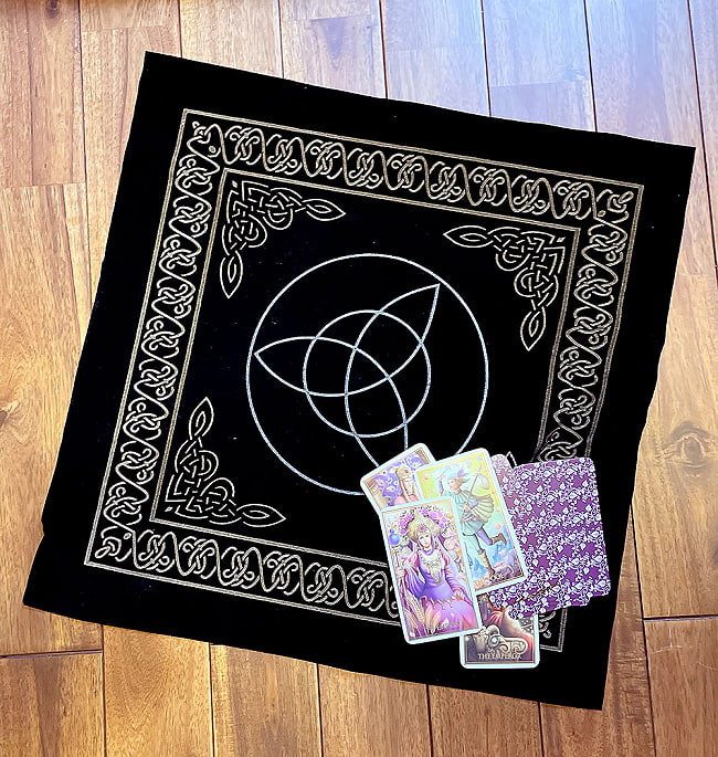 タロットテーブル クロス（ウィッカ）- Tarot Table Cross (Wicca)の写真1枚目です。聖なる文様をモチーフに手触り素敵です。オラクルカード,占い,カード占い,タロット,ルノルマン,レノルマン,Lenorman,オラクル,ダウジング,ペンジュラム