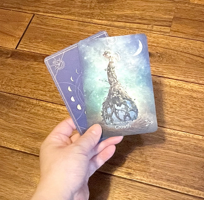 クイーンオブザムーンオラクル - Queen of the Moon Oracle 4 - カードの大きさはこのくらいです