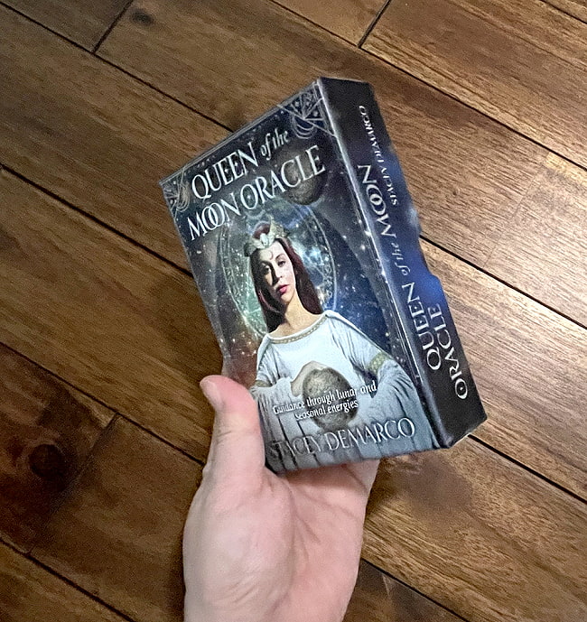 クイーンオブザムーンオラクル - Queen of the Moon Oracle 5 - 大きさの比較のためにパッケージを手にとってみました