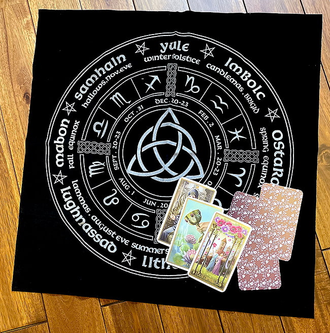 タロットテーブル クロス（アストロロジーウィッカ）- Tarot Table Cross (astrologyWicca)の写真1枚目です。聖なる文様をモチーフに手触り素敵です。オラクルカード,占い,カード占い,タロット,ルノルマン,レノルマン,Lenorman,オラクル,ダウジング,ペンジュラム