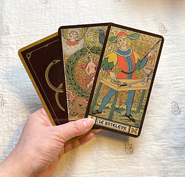 ゴールデン・ウィルト・タロット - Golden Wilt Tarot 4 - カードの大きさはこのくらい。カードを持っている手は、手の付け根から中指の先までで約17cmです。ちょっと大きめ。