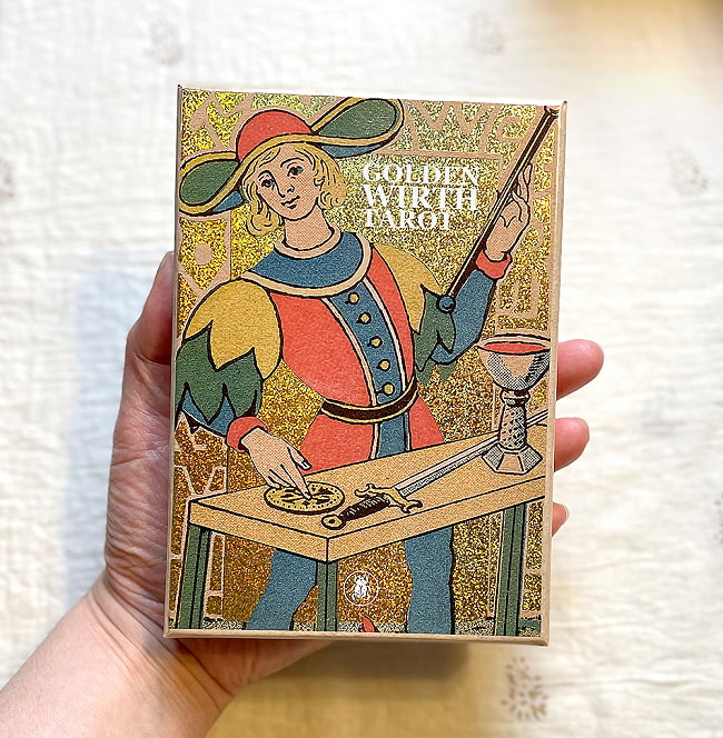 ゴールデン・ウィルト・タロット - Golden Wilt Tarot 5 - 外箱の大きさはこのくらい。箱を持っている手は、手の付け根から中指の先までで約17cmです。