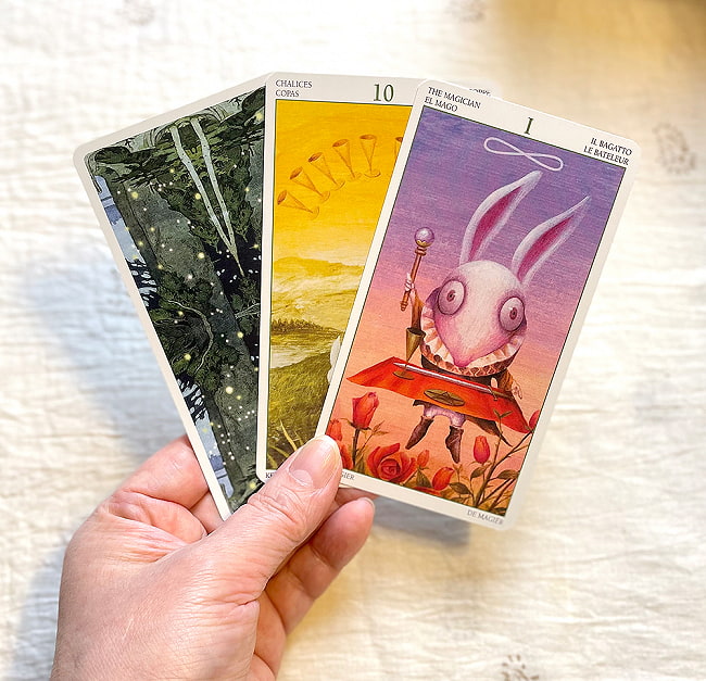 マジカルフォレスト・タロット - Magical Forest Tarot 4 - カードの大きさはこのくらい。カードを持っている手は、手の付け根から中指の先までで約17cmです。
