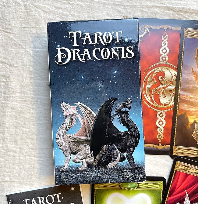 ドラゴン・タロット - Dragon tarot 4 - 裏面は白と黒のドラゴン。