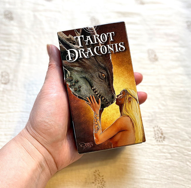 ドラゴン・タロット - Dragon tarot 6 - 外箱の大きさはこのくらい。箱を持っている手は、手の付け根から中指の先までで約17cmです。