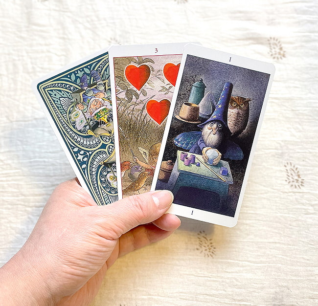フェアリー・タロット（スカラベオ社） - Fairy Tarot (Scarabeo) 4 - カードの大きさはこのくらい。カードを持っている手は、手の付け根から中指の先までで約17cmです。
