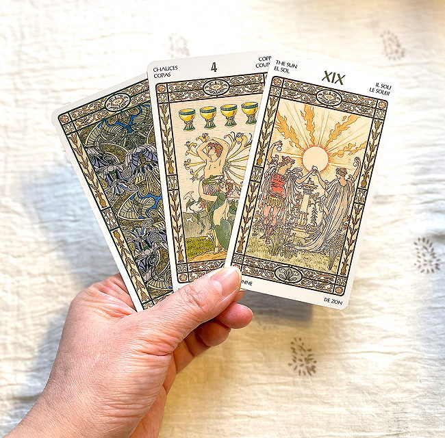 ハーモニアスタロットカード - Harmonia Tarot Card 5 - カードの大きさはこのくらい。カードを持っている手は、手の付け根から中指の先までで約17cmです。
