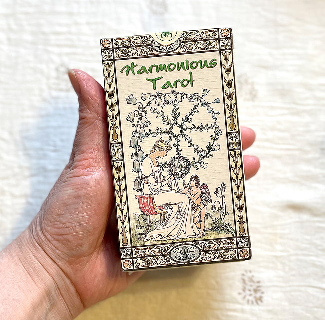 ハーモニアスタロットカード - Harmonia Tarot Card 6 - 外箱の大きさはこのくらい。箱を持っている手は、手の付け根から中指の先までで約17cmです。