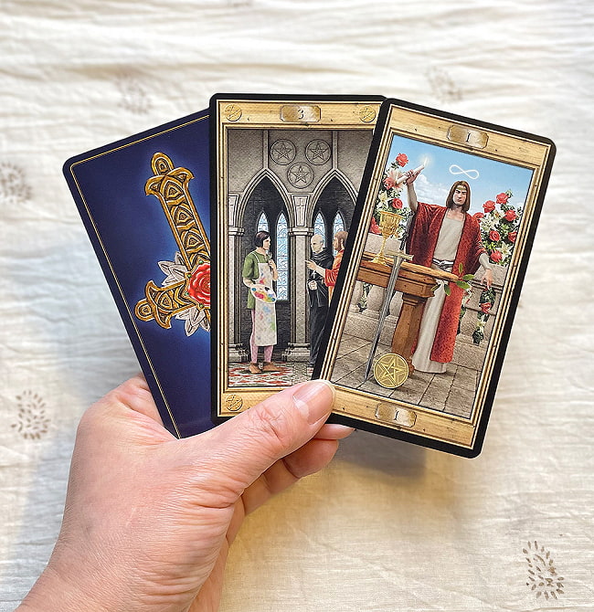 ピクトリアルキータロットカード - Pictorial Key Tarot Card 5 - カードの大きさはこのくらい。カードを持っている手は、手の付け根から中指の先までで約17cmです。
