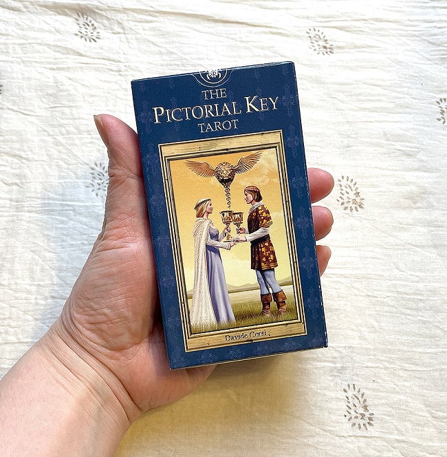 ピクトリアルキータロットカード - Pictorial Key Tarot Card 6 - 外箱の大きさはこのくらい。箱を持っている手は、手の付け根から中指の先までで約17cmです。
