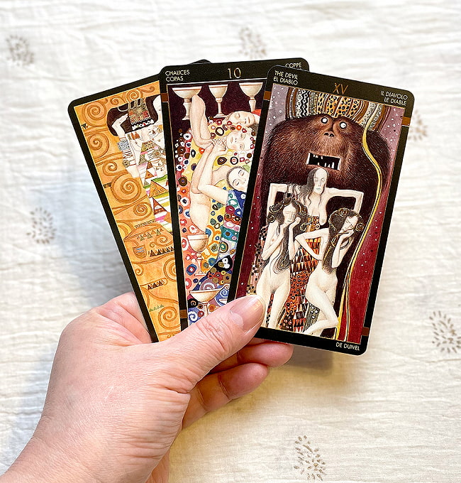 クリムトゴールデンタロット - Klimt Golden Tarot 5 - カードの大きさはこのくらい。カードを持っている手は、手の付け根から中指の先までで約17cmです。
