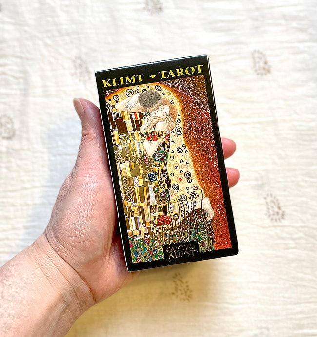 クリムトゴールデンタロット - Klimt Golden Tarot 6 - 外箱の大きさはこのくらい。箱を持っている手は、手の付け根から中指の先までで約17cmです。