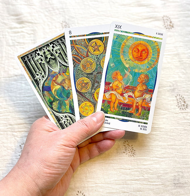 クリスタルタロット - Crystal tarot 4 - カードの大きさはこのくらい。カードを持っている手は、手の付け根から中指の先までで約17cmです。