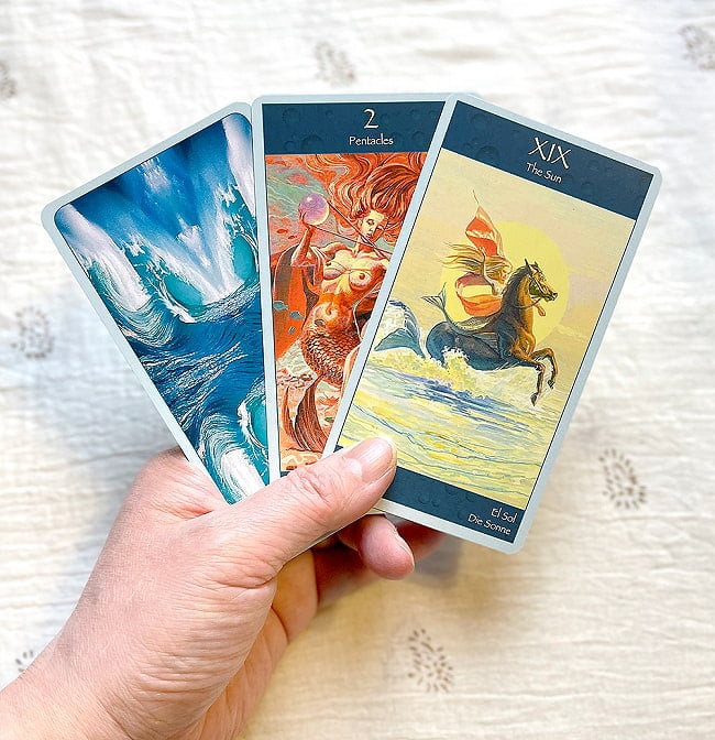 マーメイドタロットカード - Mermaid tarot card 5 - カードの大きさはこのくらい。カードを持っている手は、手の付け根から中指の先までで約17cmです。