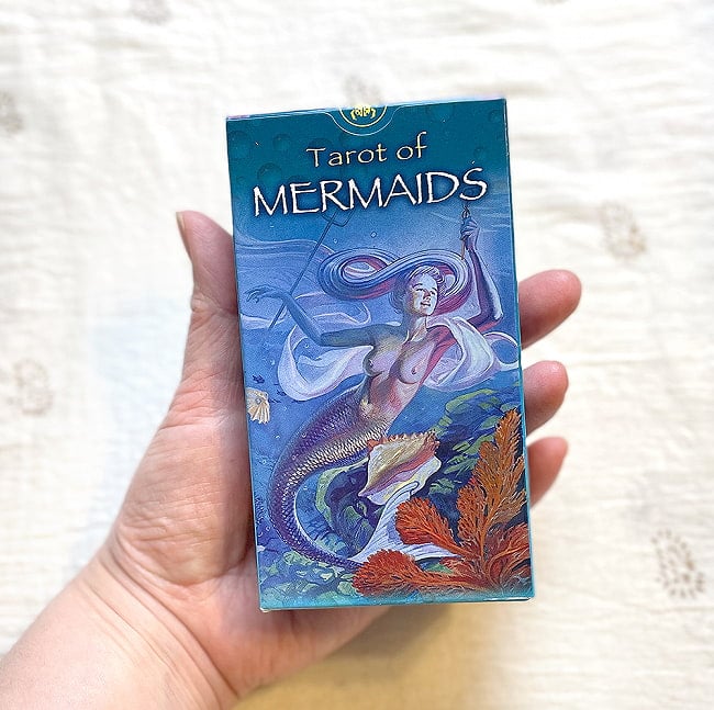 マーメイドタロットカード - Mermaid tarot card 6 - 外箱の大きさはこのくらい。箱を持っている手は、手の付け根から中指の先までで約17cmです。

