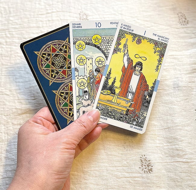 ユニバーサルタロット - Universal tarot 4 - カードの大きさはこのくらい。カードを持っている手は、手の付け根から中指の先までで約17cmです。