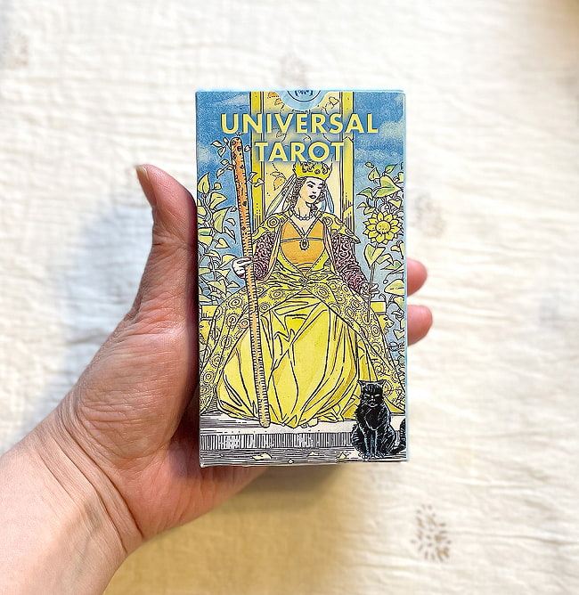 ユニバーサルタロット - Universal tarot 5 - 外箱の大きさはこのくらい。箱を持っている手は、手の付け根から中指の先までで約17cmです。