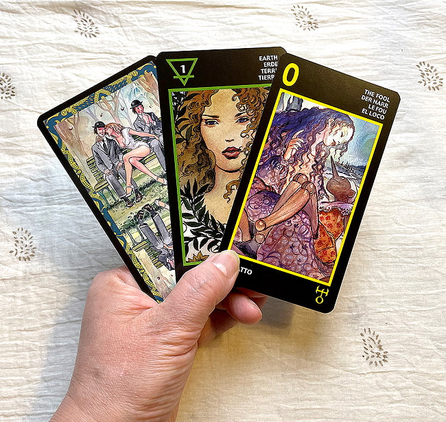 マナラタロット - MANARA tarot 4 - カードの大きさはこのくらい。カードを持っている手は、手の付け根から中指の先までで約17cmです。