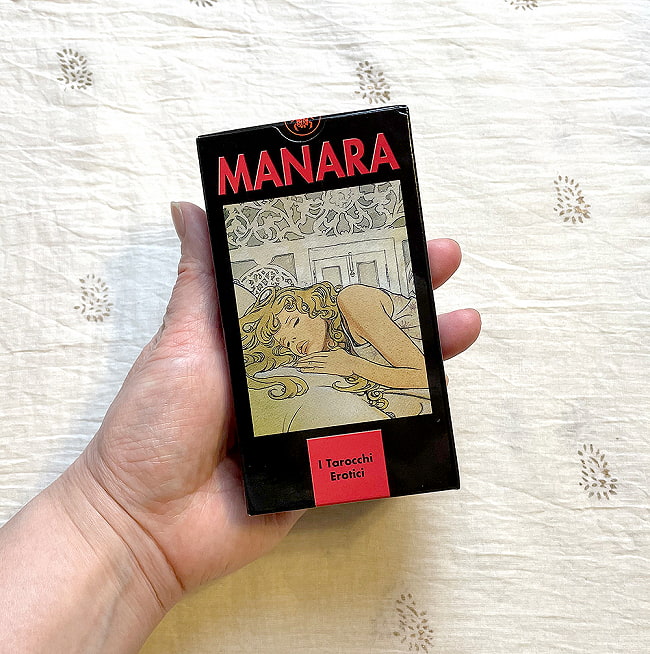 マナラタロット - MANARA tarot 5 - 外箱の大きさはこのくらい。箱を持っている手は、手の付け根から中指の先までで約17cmです。

