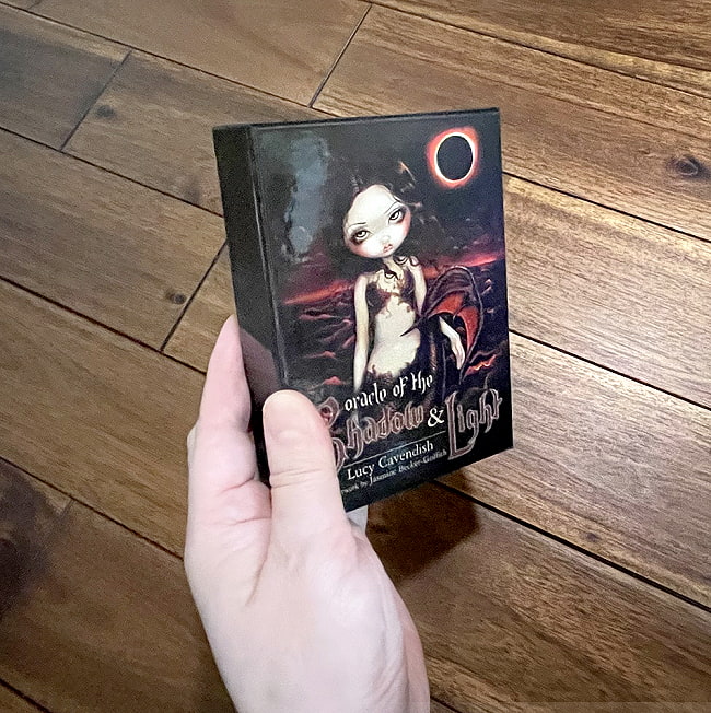シャドウ＆ライトオラクルカード〈レッド・エディション〉- Shadow & Light Oracle Card 【Red Edition】 5 - 大きさの比較のためにパッケージを手にとってみました