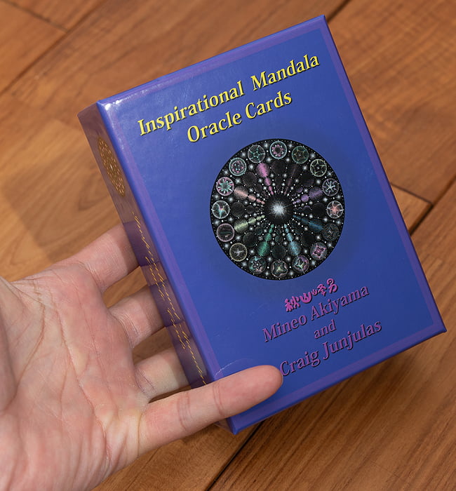 マンダラ オラクルカード - Inspirational Mandala Oracle Cards 6 - サイズ比較のために手に持ってみました