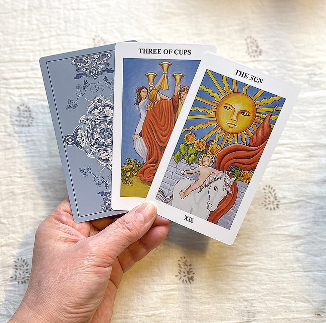 タロットA７８ - TAROT A７８ 4 - カードの大きさはこのくらい。カードを持っている手は、手の付け根から中指の先までで約17cmです。