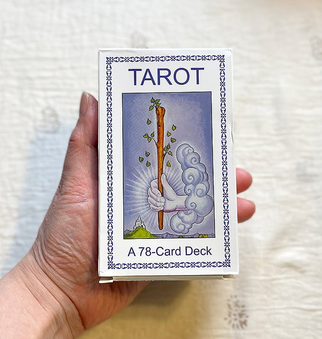 タロットA７８ - TAROT A７８ 5 - 外箱の大きさはこのくらい。箱を持っている手は、手の付け根から中指の先までで約17cmです。