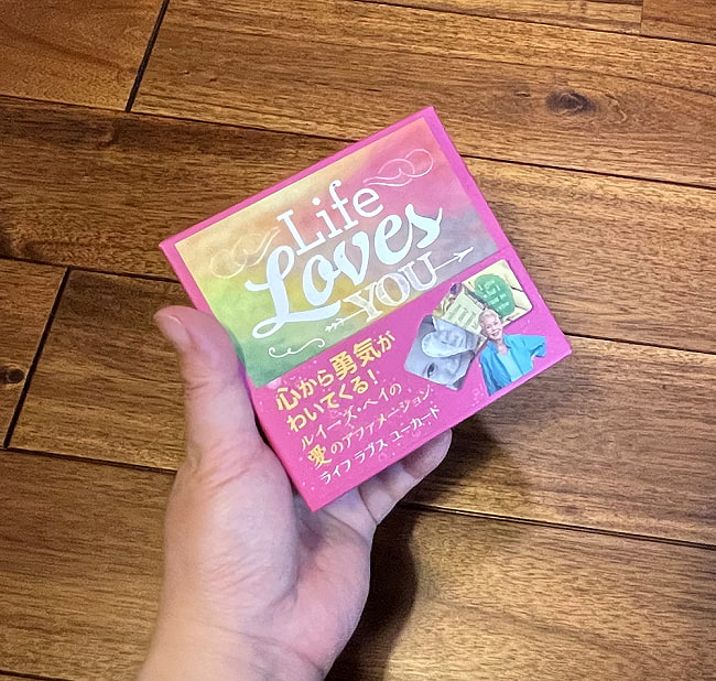 ライフ ラブス ユーカード - Life Loves You Card 5 - 大きさの比較のためにパッケージを手にとってみました
