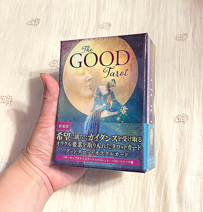 グッドタロットオラクルカード〈新装版〉 - Good Tarot Oracle Card  【New Edition】 5 - 外箱の大きさはこのくらい。箱を持っている手は、手の付け根から中指の先までで約17cmです。