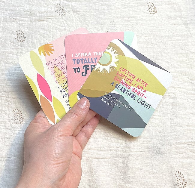 ハウトゥラブユアセルフカード - How to Love Your Self Card 4 - カードの大きさはこのくらい。カードを持っている手は、手の付け根から中指の先までで約17cmです。
