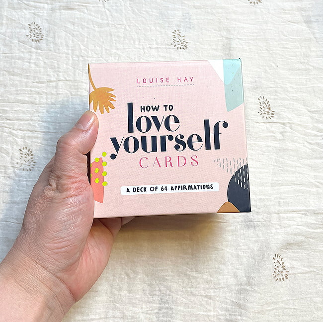 ハウトゥラブユアセルフカード - How to Love Your Self Card 5 - 外箱の大きさはこのくらい。箱を持っている手は、手の付け根から中指の先までで約17cmです。