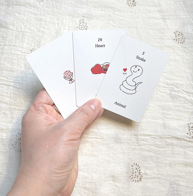 バレンタインコーヒーカード - valentine coffee card 4 - カードの大きさはこのくらい。モデルの手は付け根から中指の先まで17cm