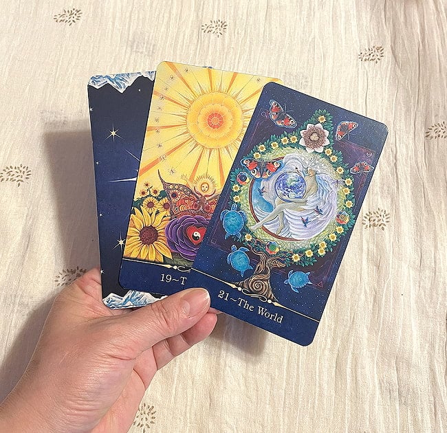 ザ スタータロット セカンドエディション - TheStarTarot 2ndEdition 4 - カードの大きさはこのくらい。カードを持っている手は、手の付け根から中指の先までで約17cmです。