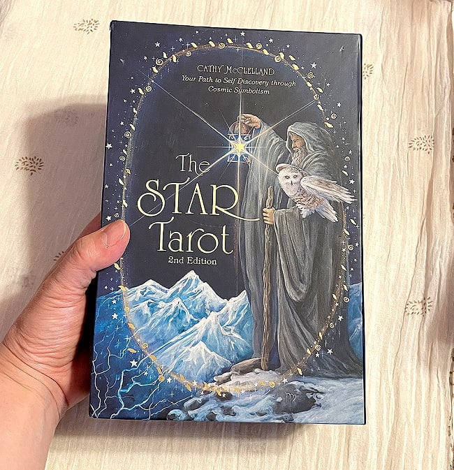 ザ スタータロット セカンドエディション - TheStarTarot　2ndEdition 5 - 外箱の大きさはこのくらい。箱を持っている手は、手の付け根から中指の先までで約17cmです。