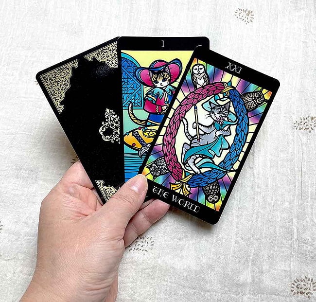 ネコとフクロウのマルセイユタロット - Cat and Owl Marseille Tarot 4 - カードの大きさはこのくらい。カードを持っている手は、手の付け根から中指の先までで約17cmです。2番マジシャンの頭と11番力の女子の頭にも無限大マークないかな、、