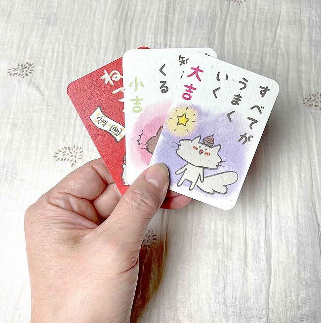 くりねこ　ねこみくじ - Kurineko cat lottery 5 - カードの大きさはこのくらい。カードを持っている手は、手の付け根から中指の先までで約17cmです。