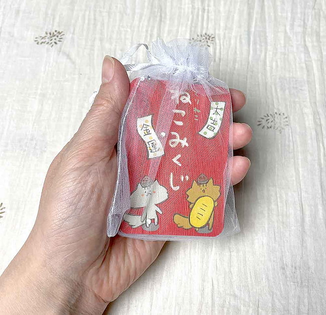 くりねこ　ねこみくじ - Kurineko cat lottery 6 - カードは、レースの袋に入っています。大きさはこのくらい。