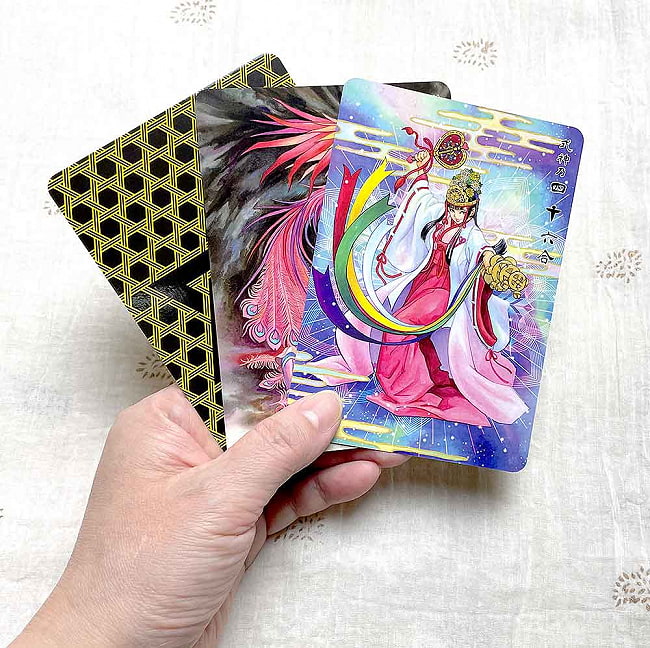 陰陽師カード - onmyoji card 5 - カードの大きさはこのくらい。カードを持っている手は、手の付け根から中指の先までで約17cmです。