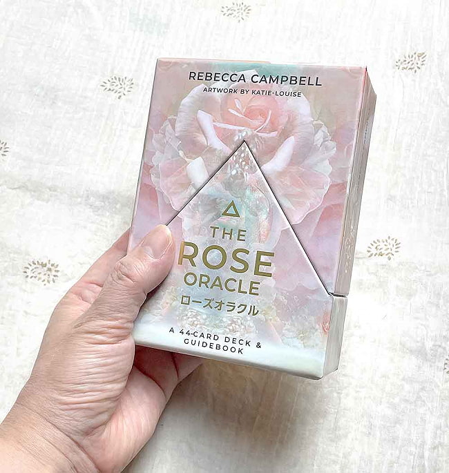 ローズオラクル - rose oracle 6 - 外箱の大きさはこのくらい。箱を持っている手は、手の付け根から中指の先までで約17cmです。
