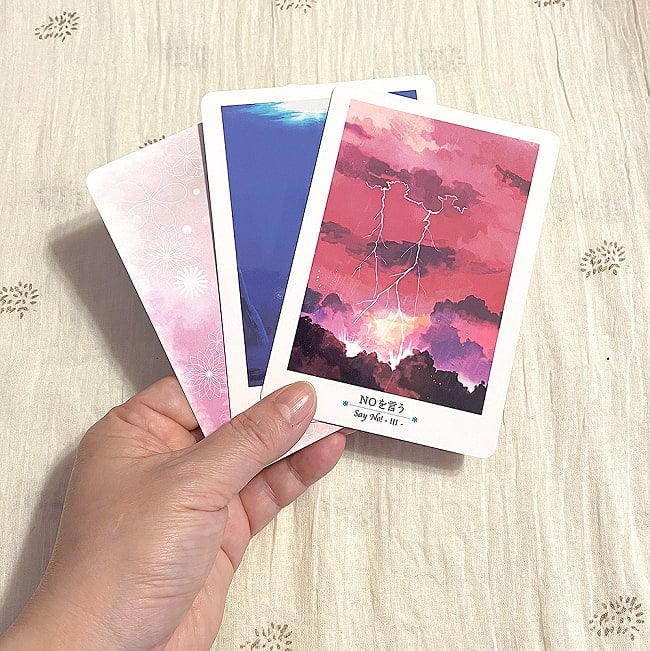 真実の愛オラクルカード - True Love Oracle Cards 5 - カードの大きさはこのくらい。カードを持っている手は、手の付け根から中指の先までで約17cmです。