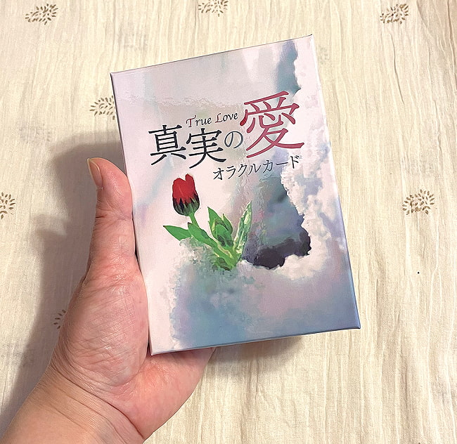 真実の愛オラクルカード - True Love Oracle Cards 6 - 外箱の大きさはこのくらい。箱を持っている手は、手の付け根から中指の先までで約17cmです。