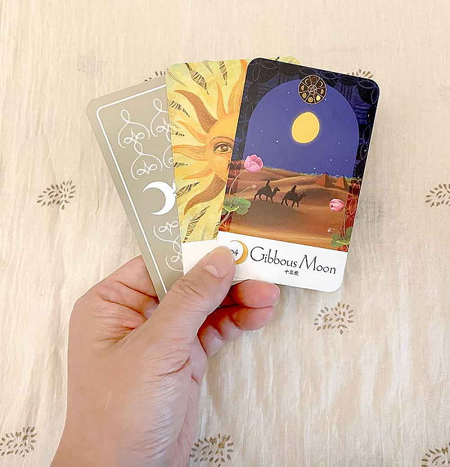 太陽と月の魔女withグリフィン&ペガサス - Witch of the Sun and Moon with Griffin & Pegasus 5 - カードの大きさはこのくらい。カードを持っている手は、手の付け根から中指の先までで約17cmです。