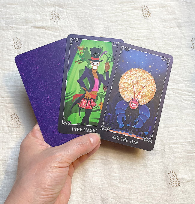 ディズニーヴィランズタロット - Disney Villains Tarot 6 - カードの大きさはこのくらい。カードを持っている手は、手の付け根から中指の先までで約17cmです。