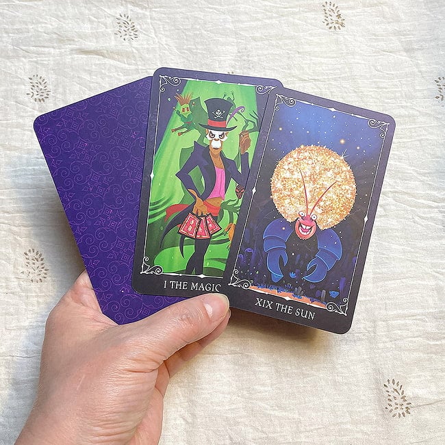 ディズニーヴィランズタロット - Disney Villains Tarot 6 - カードの大きさはこのくらい。カードを持っている手は、手の付け根から中指の先までで約17cmです。