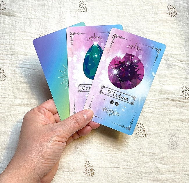 ジュエルカラーオラクルカード - jewel color oracle cards 6 - カードの大きさはこのくらい。カードを持っている手は、手の付け根から中指の先までで約17cmです。