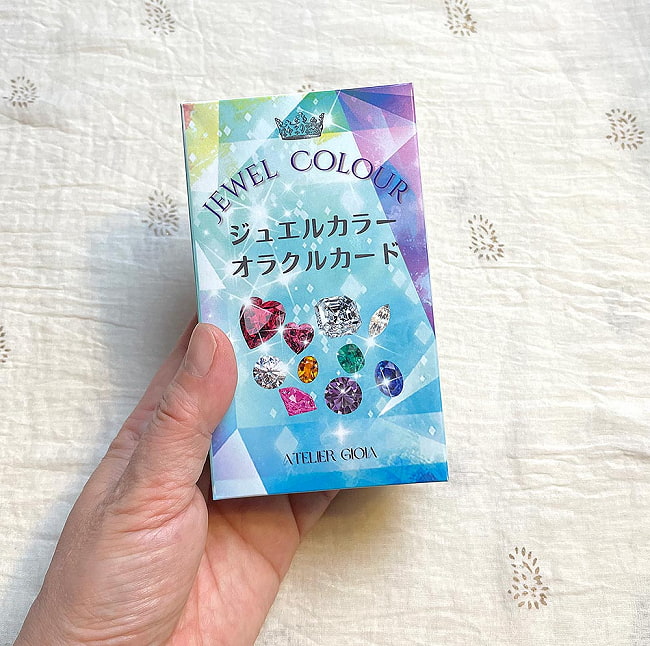 ジュエルカラーオラクルカード - jewel color oracle cards 7 - 外箱の大きさはこのくらい。箱を持っている手は、手の付け根から中指の先までで約17cmです。