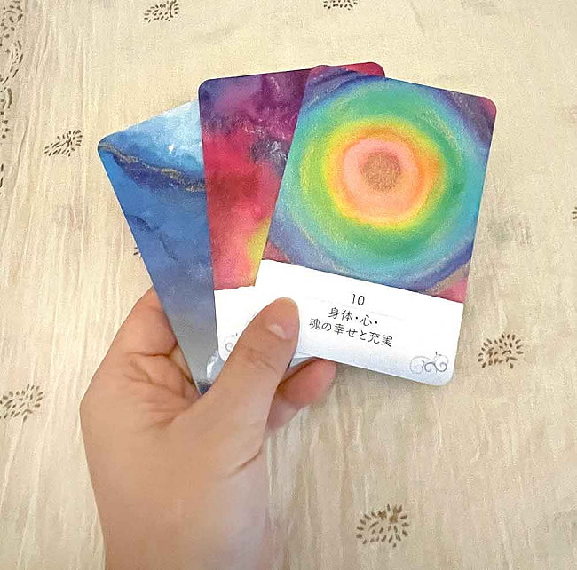 アートインスピレーションカード - art inspiration cards 5 - カードの大きさはこのくらい。カードを持っている手は、手の付け根から中指の先までで約17cmです。