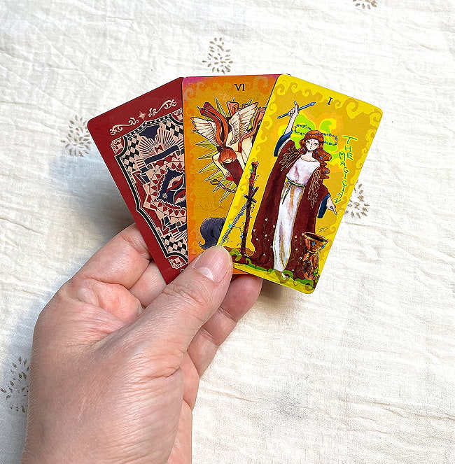 トヲテツタロット - towotetsu tarot 6 - カードの大きさはこのくらい。カードを持っている手は、手の付け根から中指の先までで約17cmです。