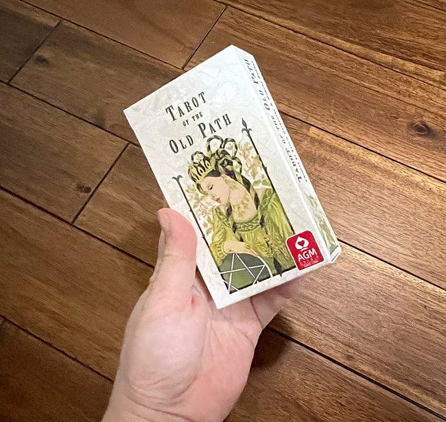 オールドパス・タロット 5 - 大きさの比較のためにパッケージを手にとってみました